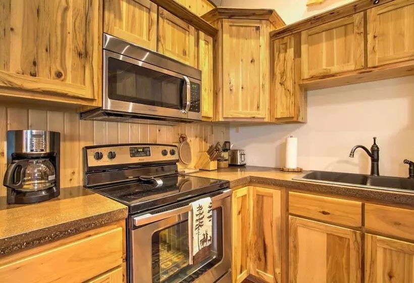 Cabin By The River: Visited By Treehouse Masters!