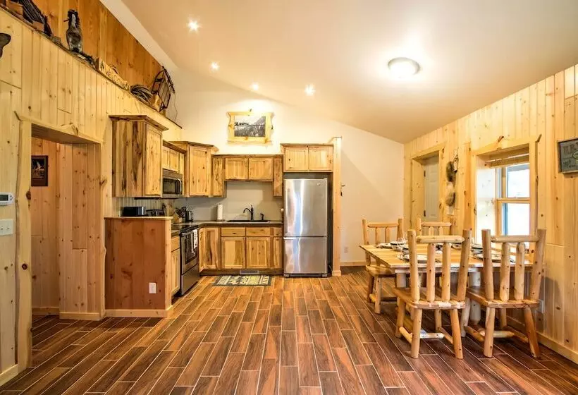 Cabin By The River: Visited By Treehouse Masters!