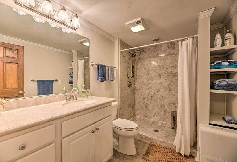 Charming Retreat W/ Water View, Walk To Downtown