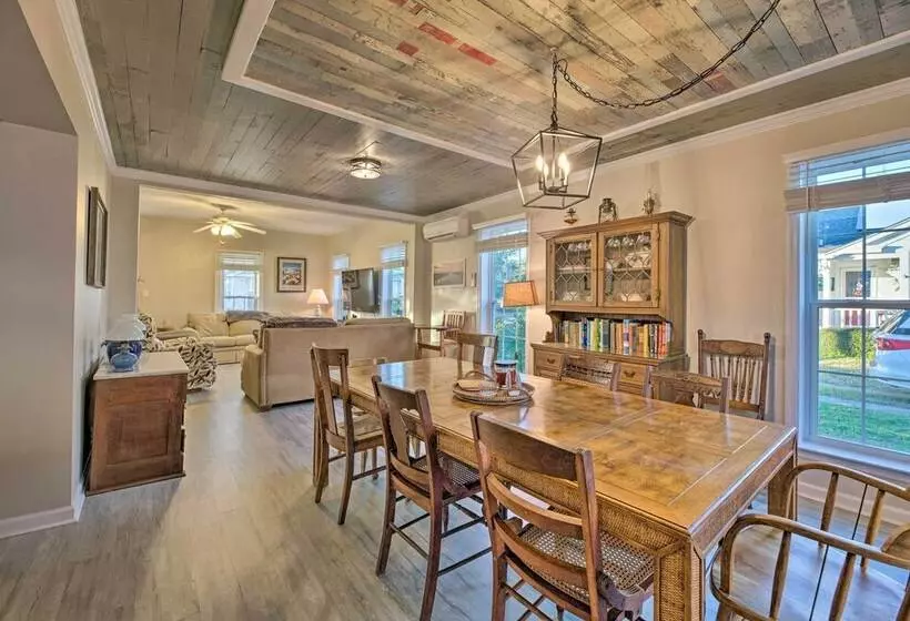 Charming Retreat W/ Water View, Walk To Downtown