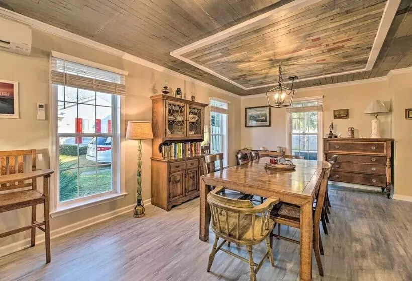 Charming Retreat W/ Water View, Walk To Downtown