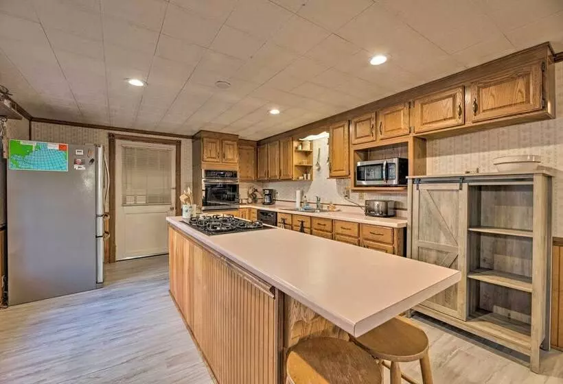 Charming Retreat W/ Water View, Walk To Downtown