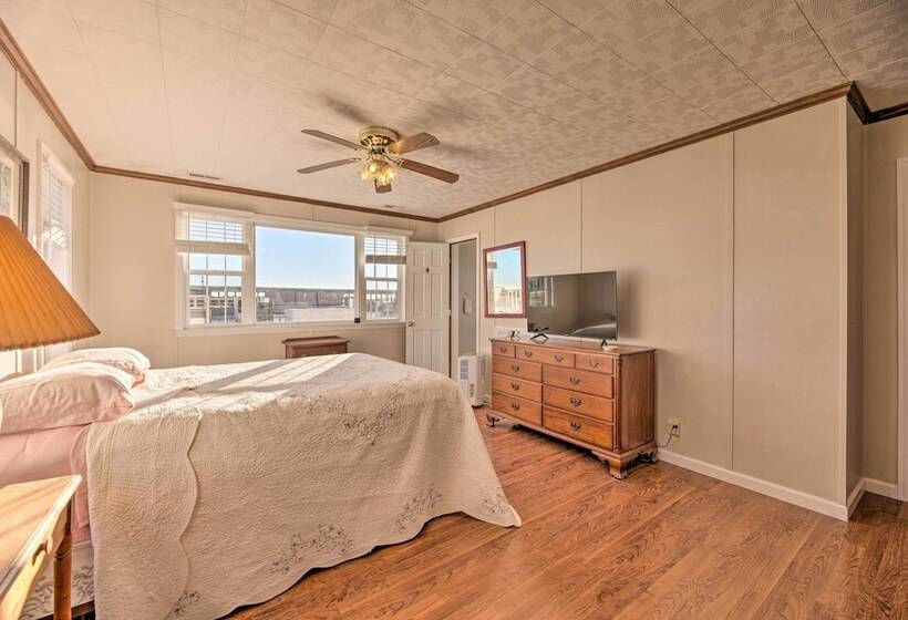 Charming Retreat W/ Water View, Walk To Downtown