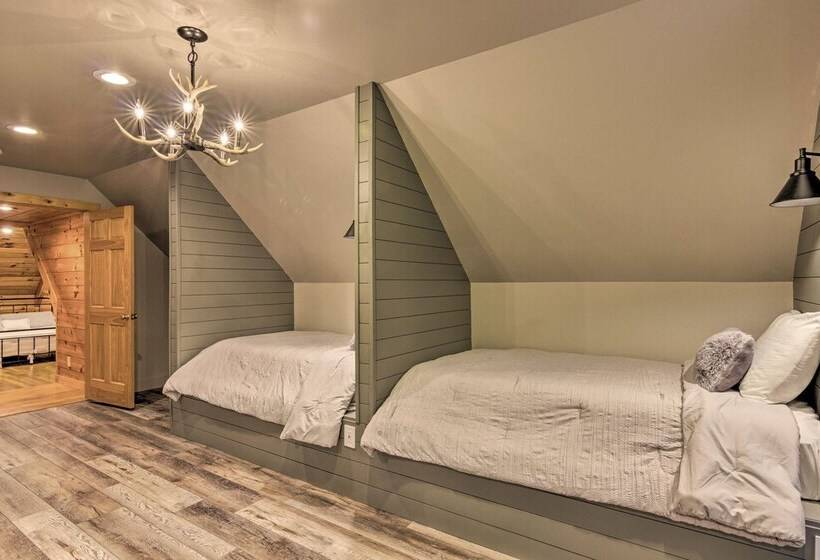 7 Mi To Ski Slopes: Mars Hill Cabin W/ Hot Tub!