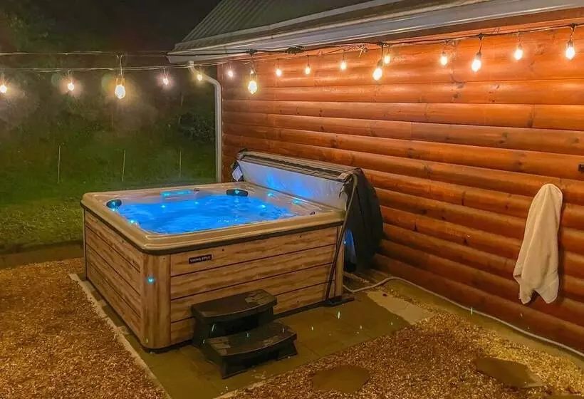 7 Mi To Ski Slopes: Mars Hill Cabin W/ Hot Tub!