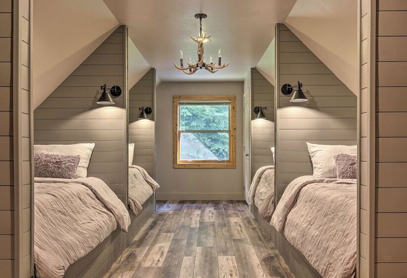 7 Mi To Ski Slopes: Mars Hill Cabin W/ Hot Tub!