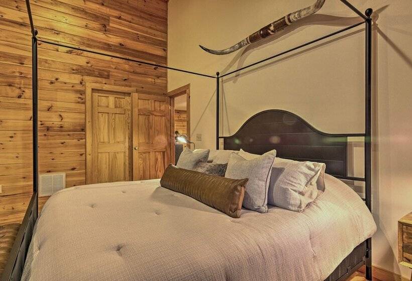 7 Mi To Ski Slopes: Mars Hill Cabin W/ Hot Tub!