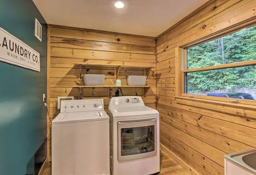7 Mi To Ski Slopes: Mars Hill Cabin W/ Hot Tub!