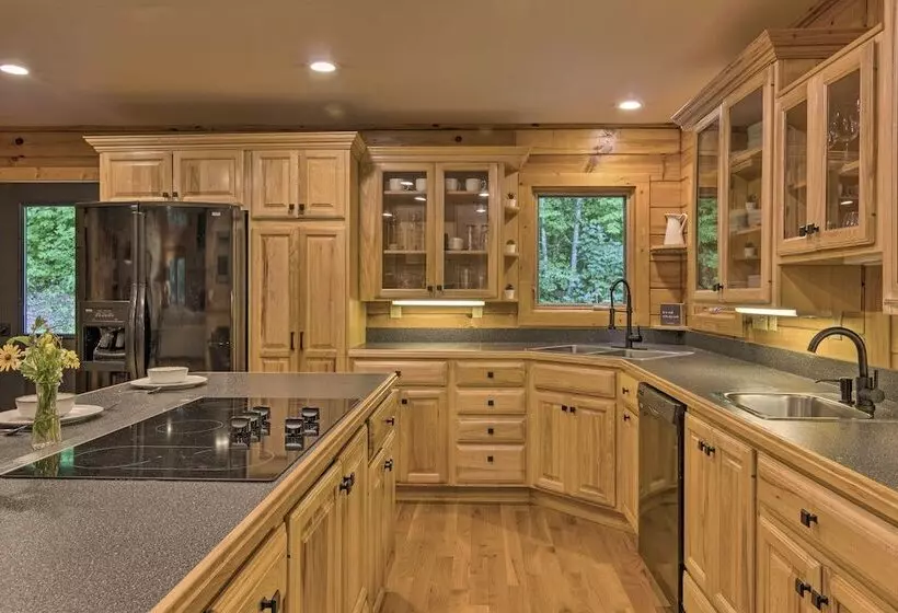 7 Mi To Ski Slopes: Mars Hill Cabin W/ Hot Tub!