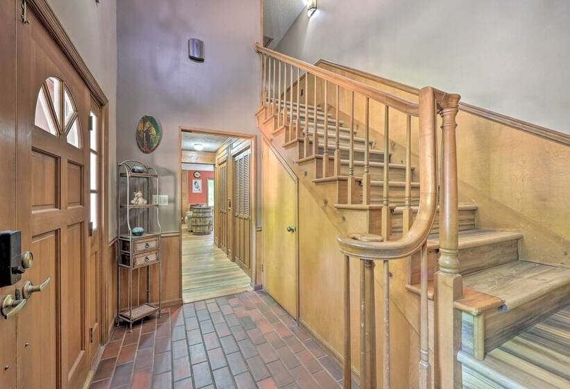 Cozy Hot Springs Village Lodge   Near Lake Desoto!