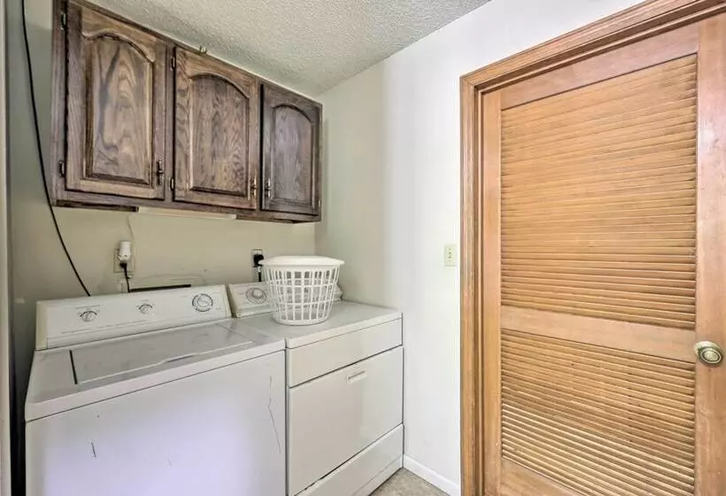 Cozy Hot Springs Village Lodge   Near Lake Desoto!