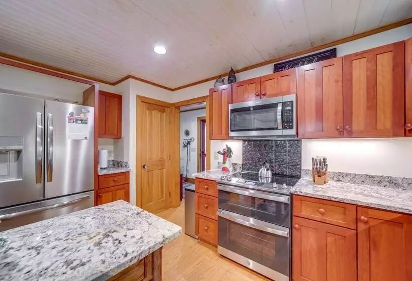 Creekside Mtn Retreat By Waterfalls & Hiking!