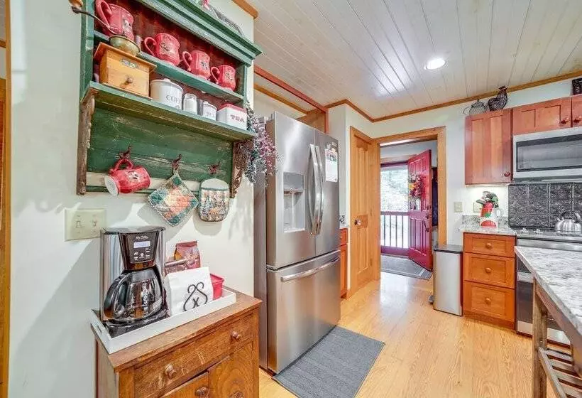 Creekside Mtn Retreat By Waterfalls & Hiking!