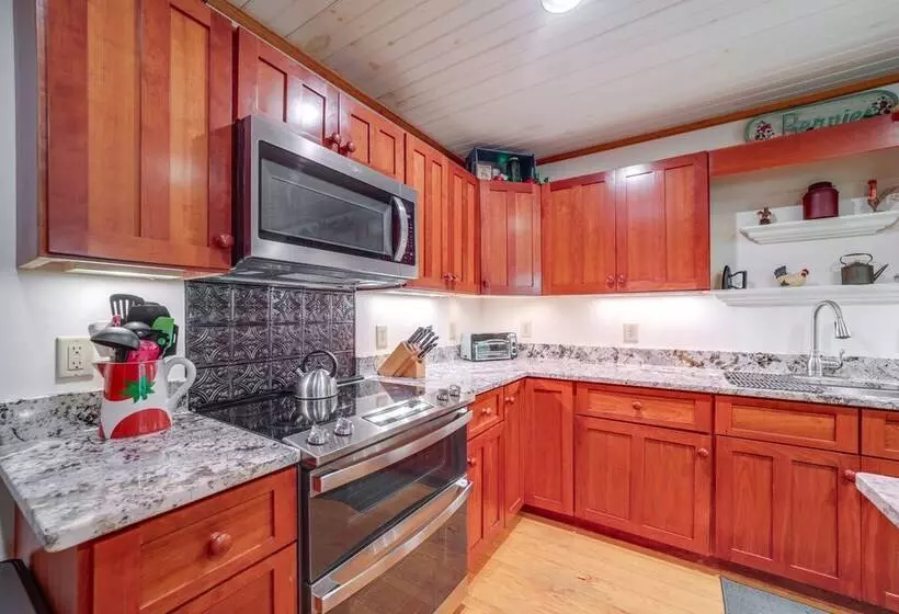 Creekside Mtn Retreat By Waterfalls & Hiking!