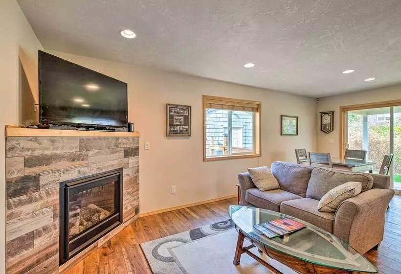 Hammond Home 2 Blocks To Marina & Columbia River!