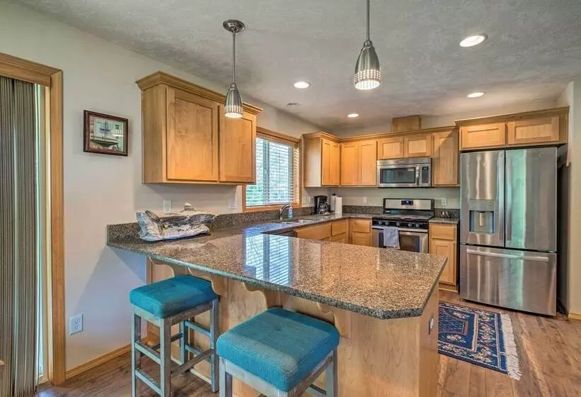 Hammond Home 2 Blocks To Marina & Columbia River!