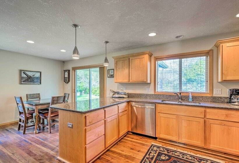 Hammond Home 2 Blocks To Marina & Columbia River!