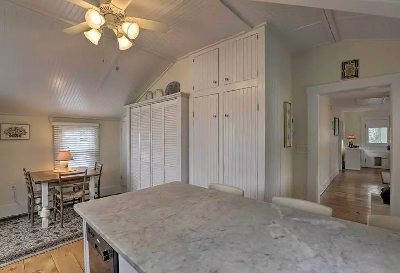 Kennebunk Cottage W/ Yard < 1 Mi To Beach!