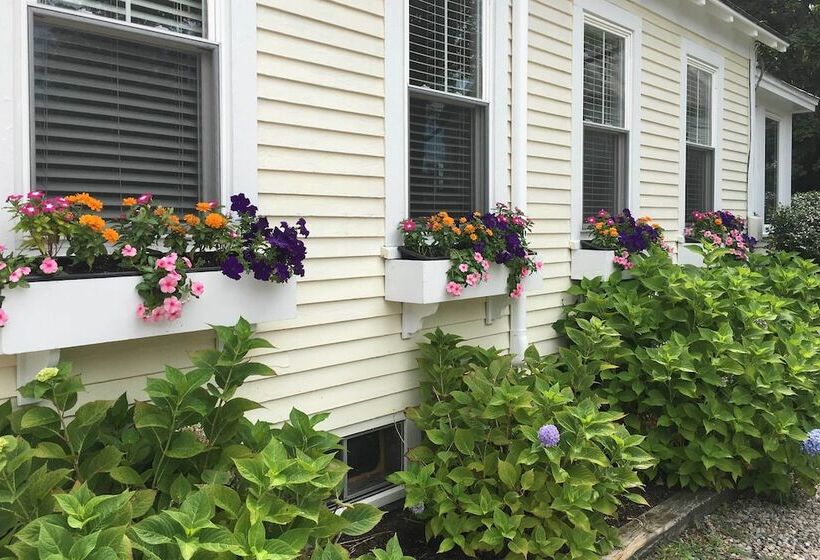 Kennebunk Cottage W/ Yard < 1 Mi To Beach!