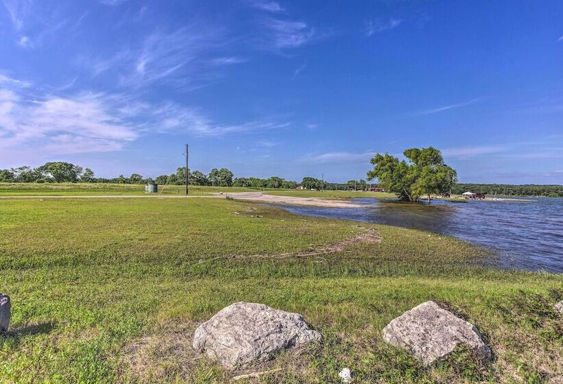 Lake Texoma Cabin Near Willow Springs Marina!