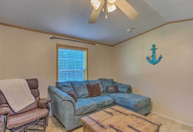 Lake Texoma Cabin Near Willow Springs Marina!