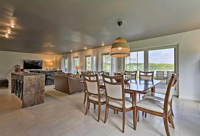 Luxe Lakefront Family Cottage: Private Beach, Dock