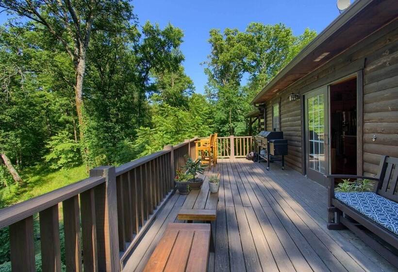 Luxury Pearcy Cabin W/ 5 Private Acres + Hot Tub!
