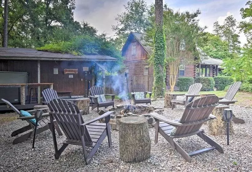 Luxury Pearcy Cabin W/ 5 Private Acres + Hot Tub!