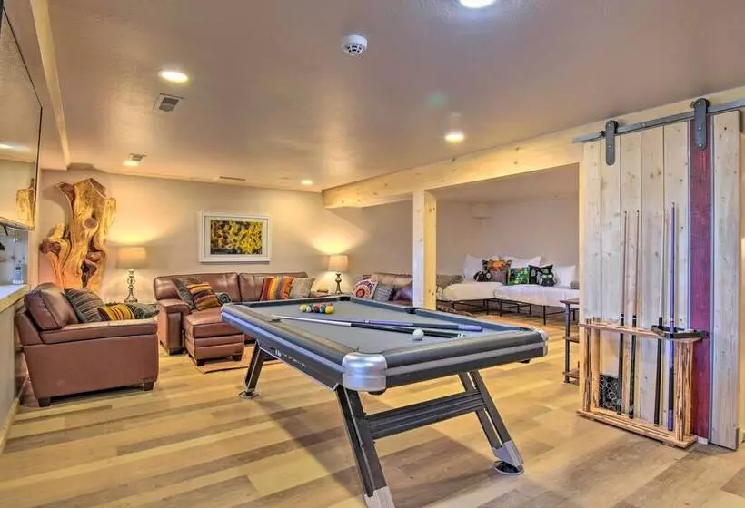 Luxury Pearcy Cabin W/ 5 Private Acres + Hot Tub!