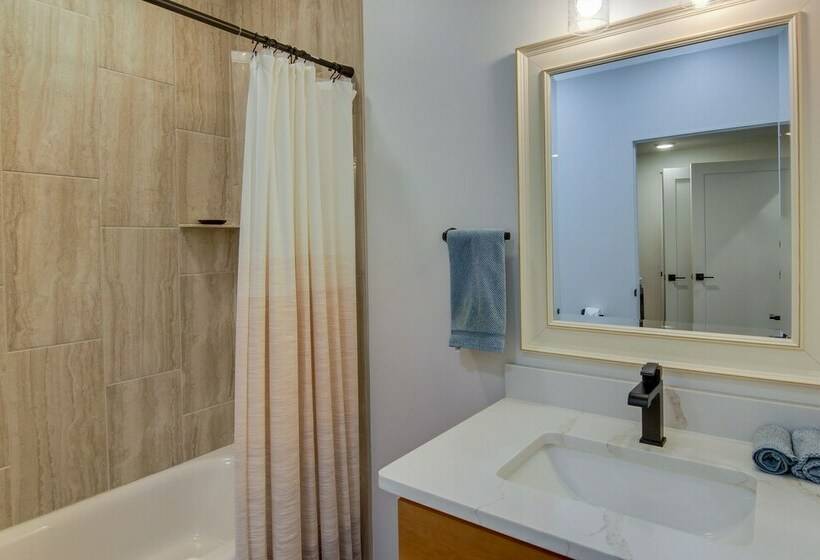 Modern Fairview Retreat: Spacious Deck + Mtn View!