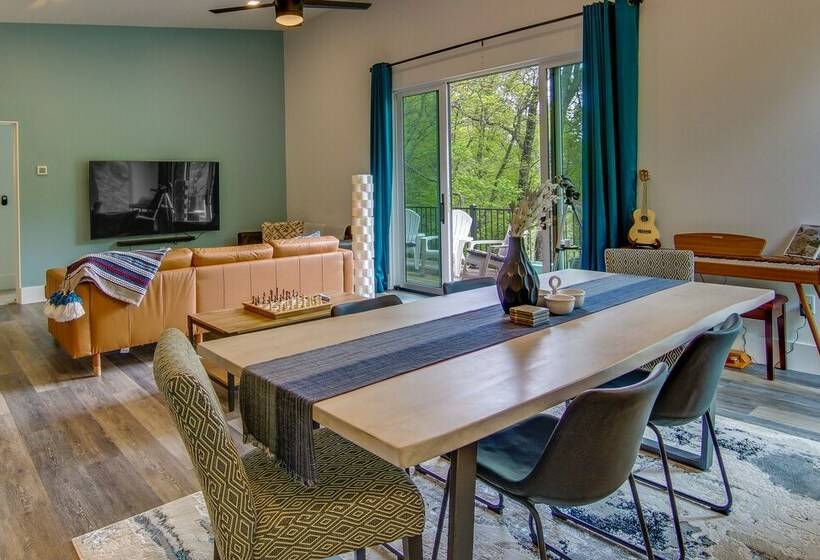 Modern Fairview Retreat: Spacious Deck + Mtn View!