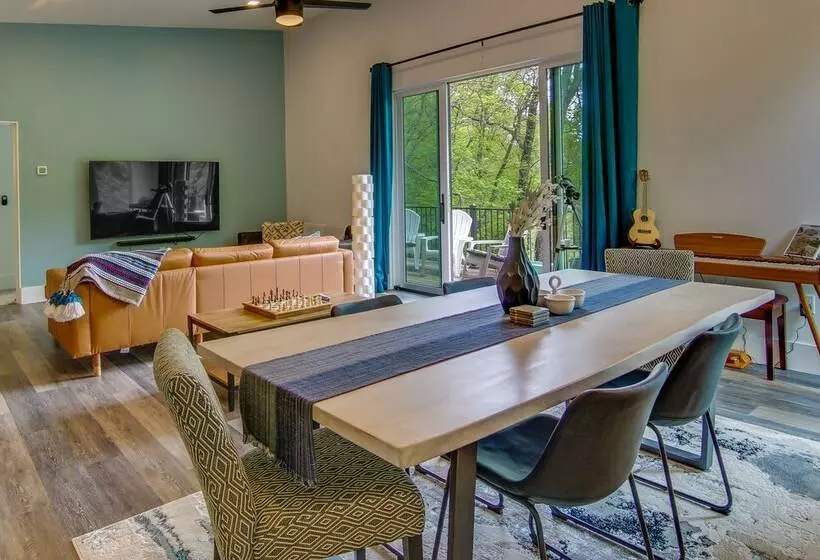 Modern Fairview Retreat: Spacious Deck + Mtn View!