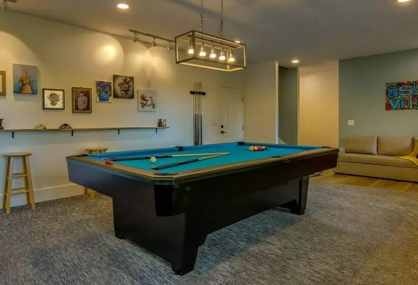 Modern Fairview Retreat: Spacious Deck + Mtn View!