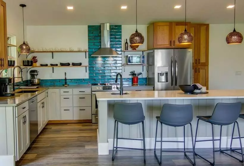 Modern Fairview Retreat: Spacious Deck + Mtn View!