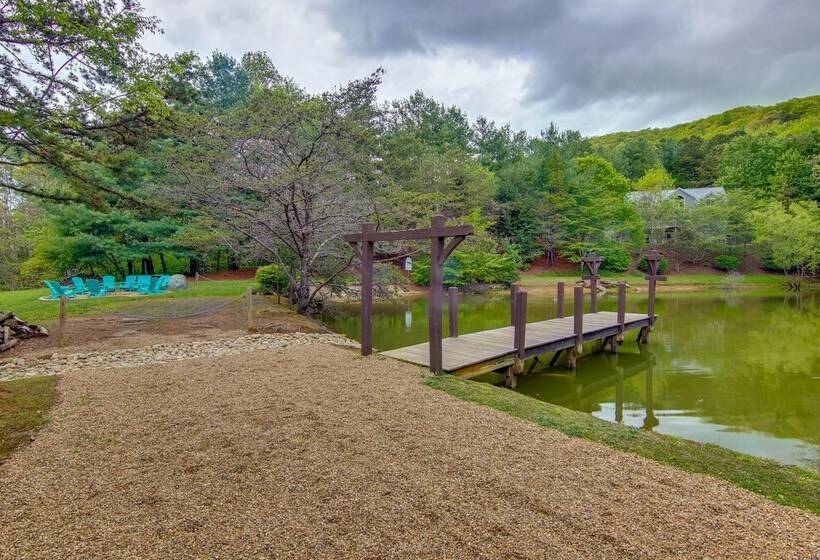Modern Fairview Retreat: Spacious Deck + Mtn View!