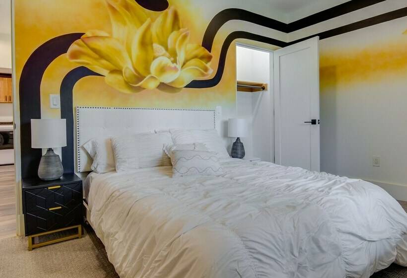 Modern Fairview Retreat: Spacious Deck + Mtn View!