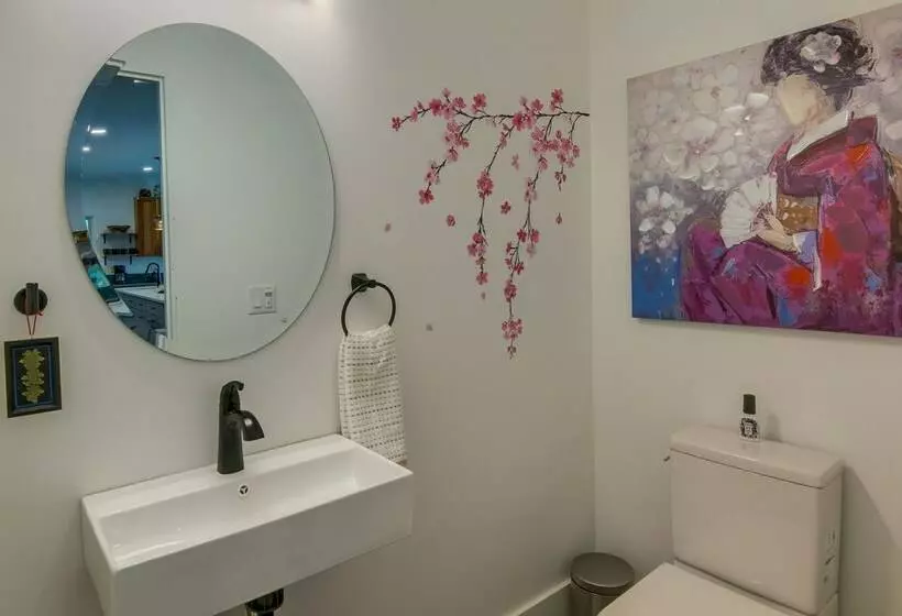 Modern Fairview Retreat: Spacious Deck + Mtn View!