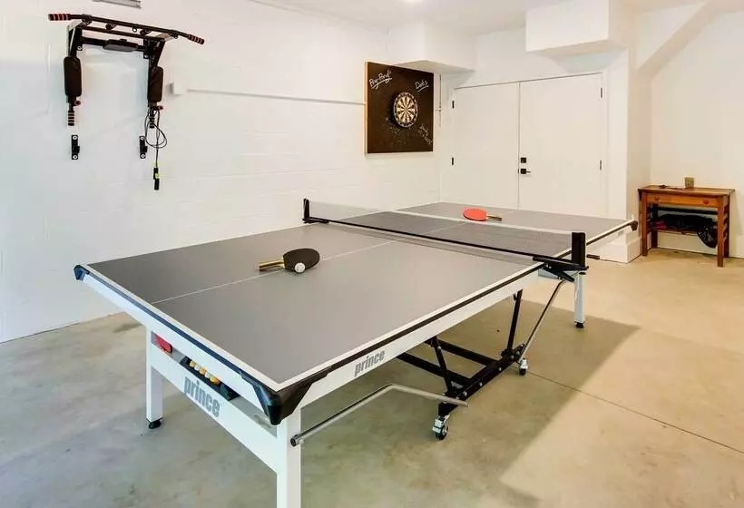 Modern Fairview Retreat: Spacious Deck + Mtn View!