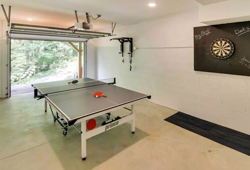 Modern Fairview Retreat: Spacious Deck + Mtn View!