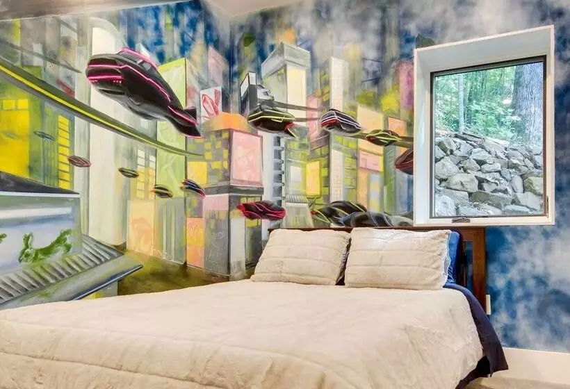 Modern Fairview Retreat: Spacious Deck + Mtn View!