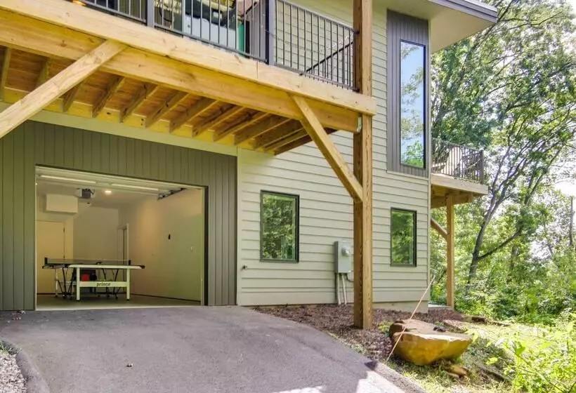 Modern Fairview Retreat: Spacious Deck + Mtn View!