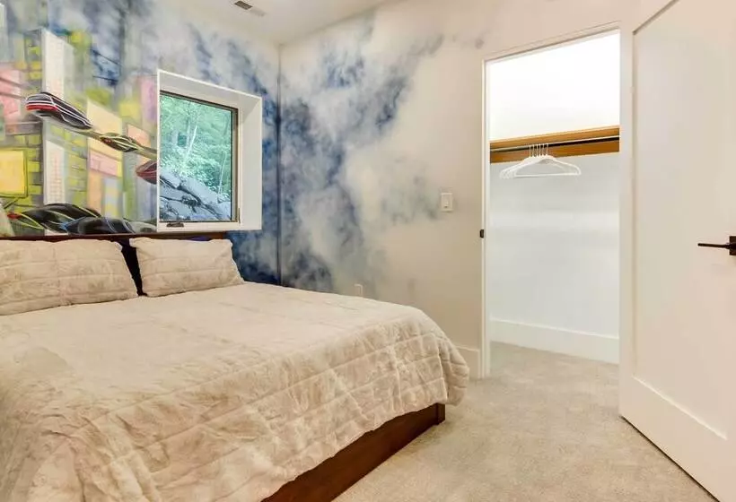 Modern Fairview Retreat: Spacious Deck + Mtn View!