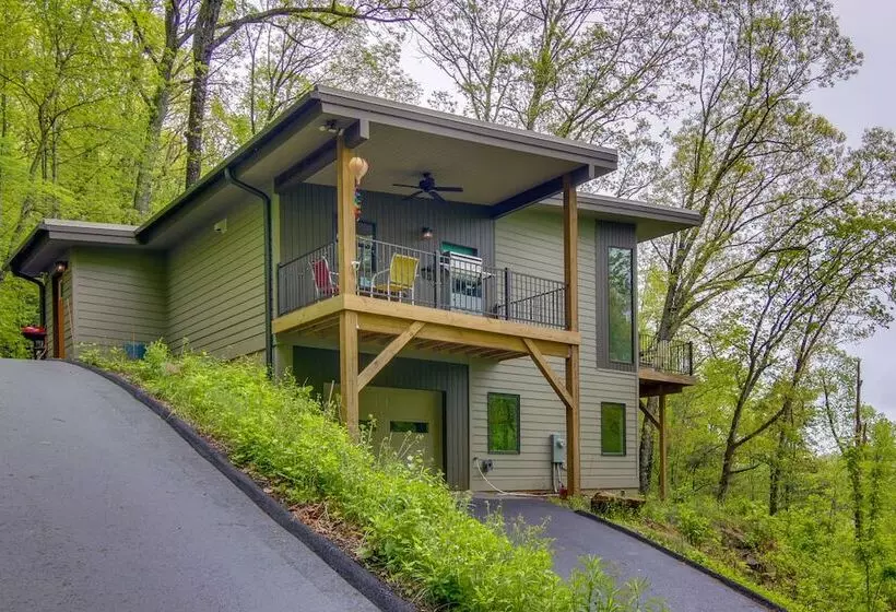 Modern Fairview Retreat: Spacious Deck + Mtn View!