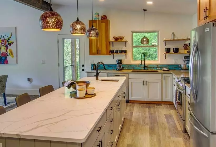 Modern Fairview Retreat: Spacious Deck + Mtn View!