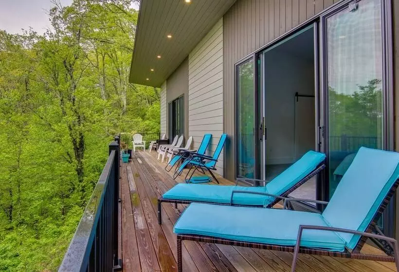 Modern Fairview Retreat: Spacious Deck + Mtn View!
