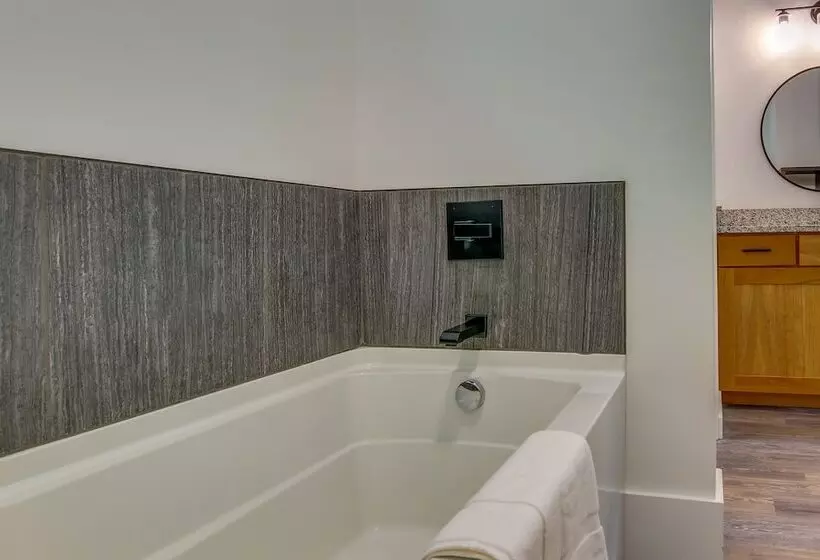 Modern Fairview Retreat: Spacious Deck + Mtn View!