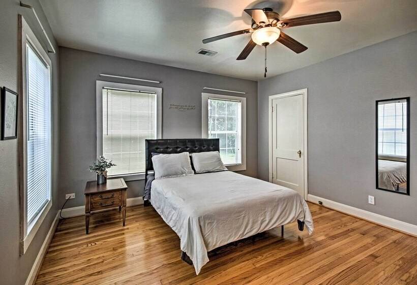 < 3 Miles To Houston Zoo: Home W/ Yard!