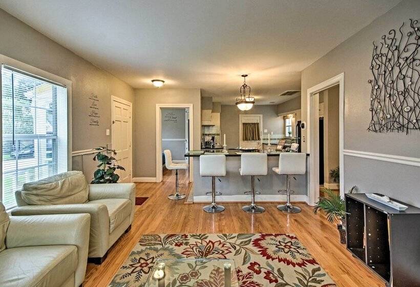 < 3 Miles To Houston Zoo: Home W/ Yard!