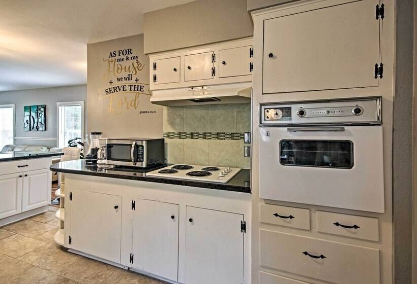 < 3 Miles To Houston Zoo: Home W/ Yard!