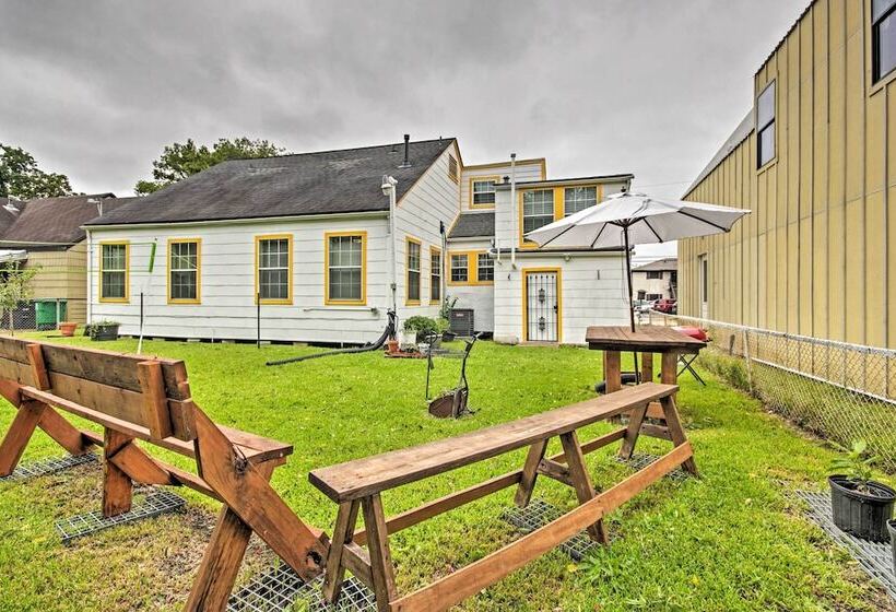 < 3 Miles To Houston Zoo: Home W/ Yard!